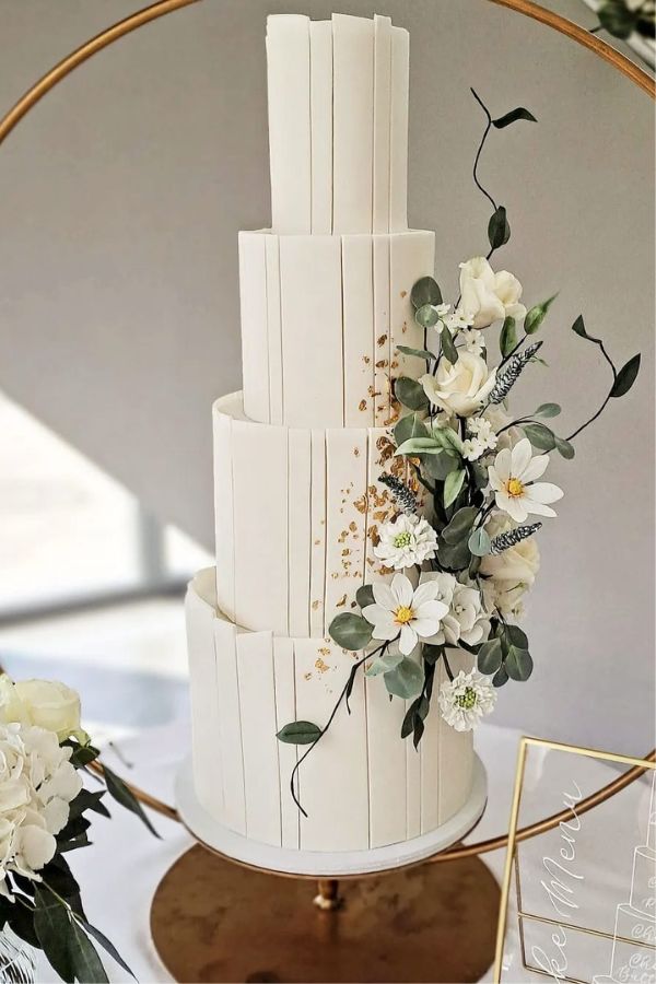 Floating Wedding cake, Red on blonde photography - Crumplebury